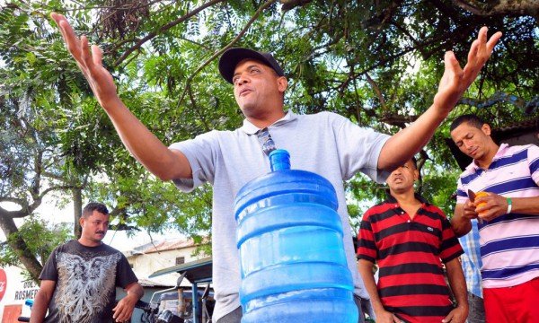 Huelga paraliza Baitoa en reclamo de agua y un cementerio